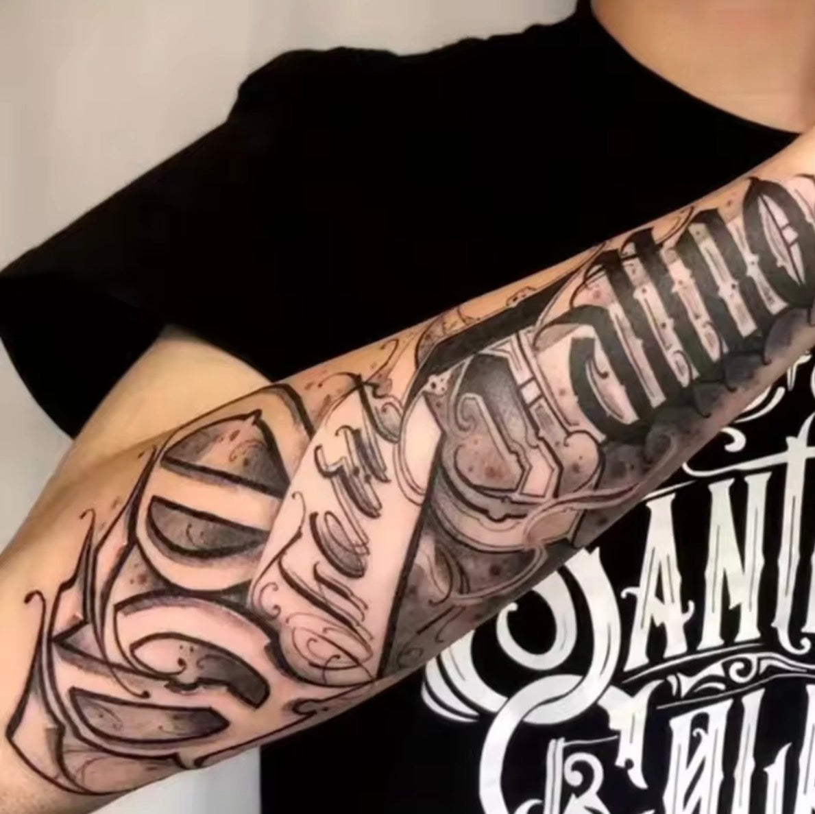 Tatouage Temporaire Avant-Bras – Écriture Old School Calligraphique (1 à 2 Semaines)