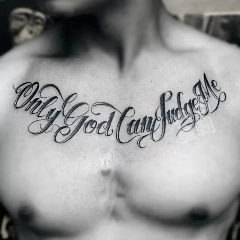 Tatouage Temporaire Torse – Texte Calligraphique “Only God Can Judge Me” (1 à 2 Semaines)