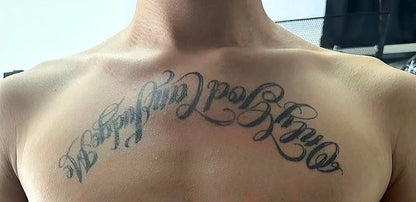 Tatouage Temporaire Torse – Texte Calligraphique “Only God Can Judge Me” (1 à 2 Semaines)